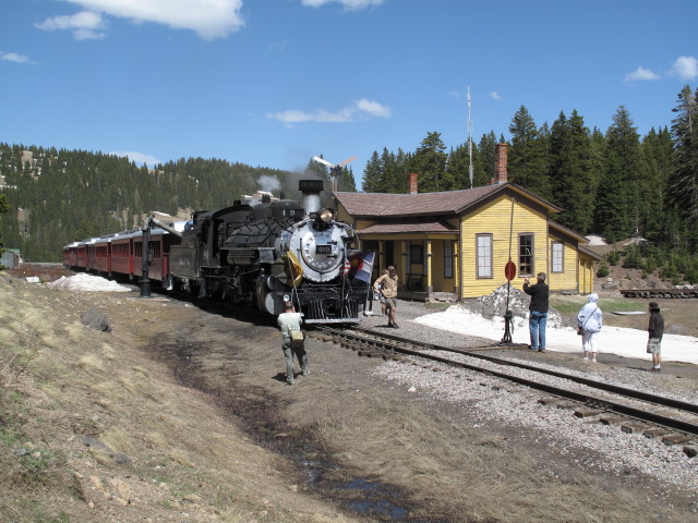 No. 489 mit San Juan Express #216 der Cumbres & Toltec Scenic Narrow-Gauge Railroad in Cumbres, 3.053 m (29. Mai)