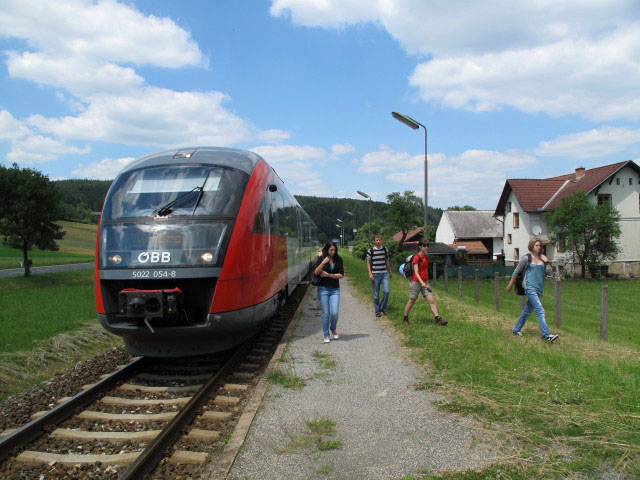 5022 054-8 als R 2751 im Bahnhof Glei&szlig;enfeld, 360 m
