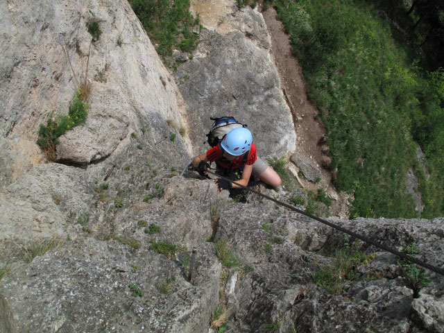 Pittentaler Klettersteig: Katarina zwischen Steigbaum und erster Querung