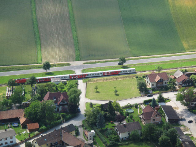 REX 2789 bei der Durchfahrt im Bahnhof Glei&szlig;enfeld von der Ruine T&uuml;rkensturz aus