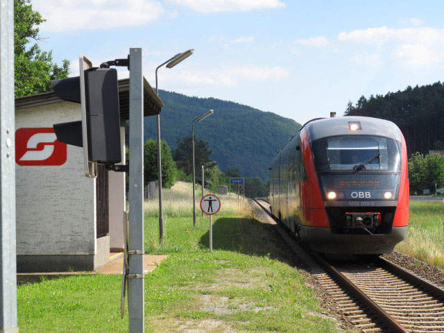 5022 058-9 als R 2754 bei der Einfahrt in den Bahnhof Glei&szlig;enfeld, 360 m