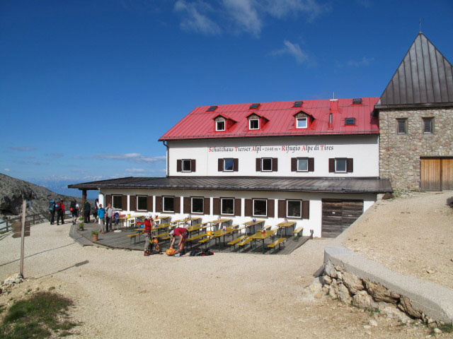 Christoph und Gudrun bei der Tierser Alpl-H&uuml;tte, 2.440 m (26. Juni)