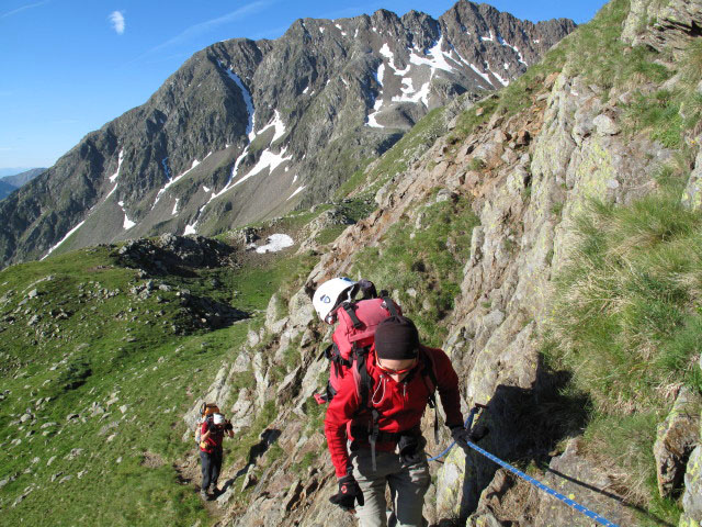 Gudrun und Christoph auf Weg 2B zwischen Gr&uuml;nangerjoch und Pfandlspitz (3. Juli)
