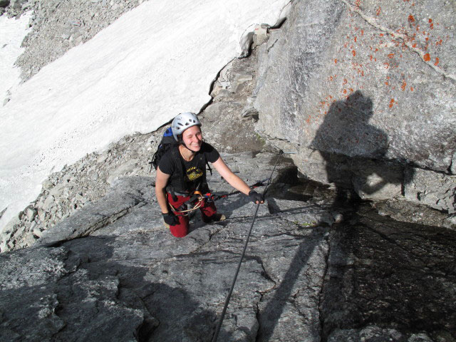S&auml;uleck-Klettersteig: Manuela im Einstieg (9. Juli)