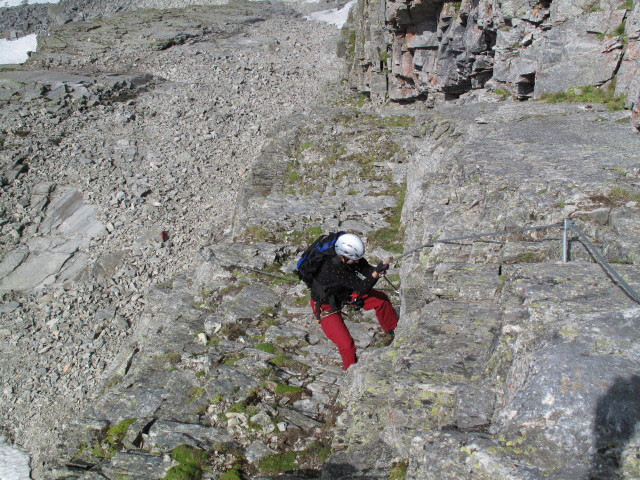 S&auml;uleck-Klettersteig: Manuela zwischen erster und zweiter Wand (9. Juli)