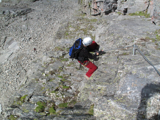 S&auml;uleck-Klettersteig: Manuela zwischen erster und zweiter Wand (9. Juli)
