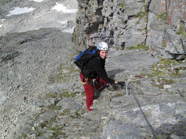 S&auml;uleck-Klettersteig: Manuela zwischen erster und zweiter Wand (9. Juli)