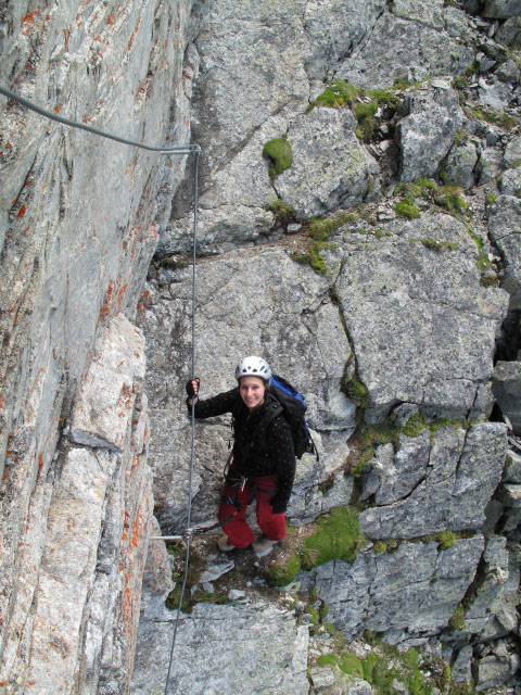 S&auml;uleck-Klettersteig: Manuela in der zweiten Wand (9. Juli)