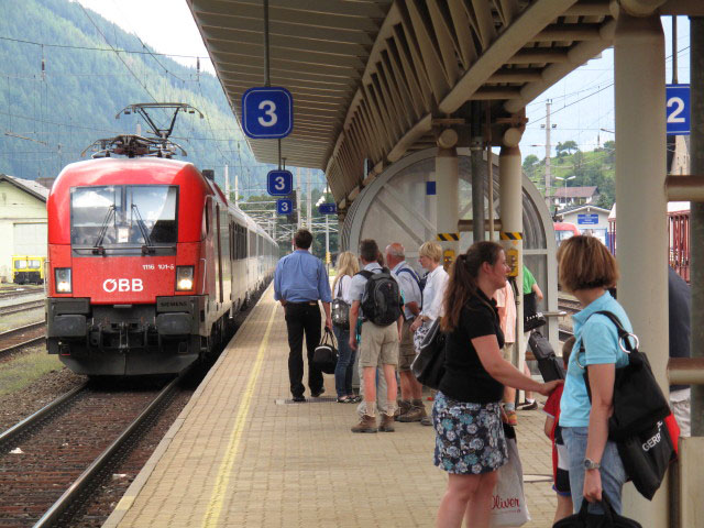 1116 101-5 mit &Ouml;BB-EC 110 bei der Einfahrt in den Bahnhof Mallnitz-Obervellach, 1.182 m (10. Juli)
