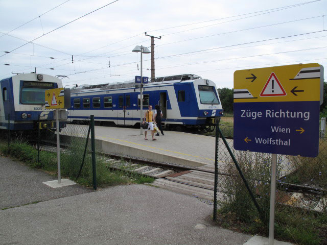 S 29560 und S 27483 im Bahnhof Petronell-Carnuntum, 186 m