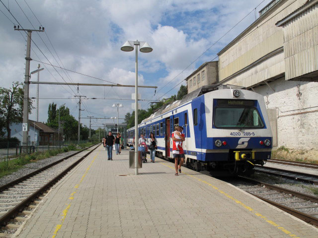 4020 285-5 als S 27603 im Bahnhof Bad Deutsch Altenburg, 171 m