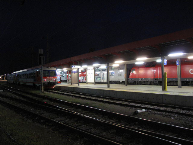 R 7258 und R 2369 im Bahnhof G&auml;nserndorf, 155 m