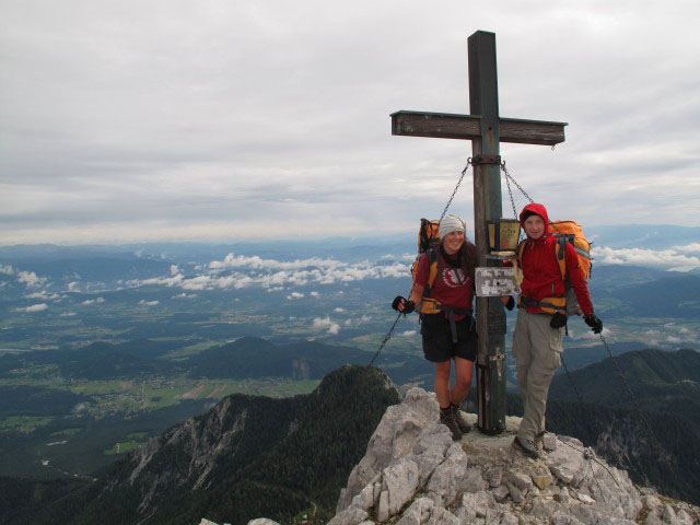 Mittagskogel-Nordostgrat: Gudrun und Christoph beim Kreuz (31. Juli)