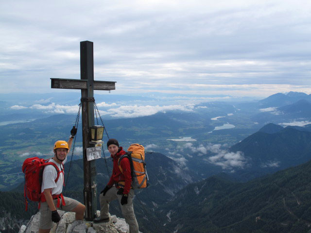 Mittagskogel-Nordostgrat: Ich und Christoph beim Kreuz (31. Juli)