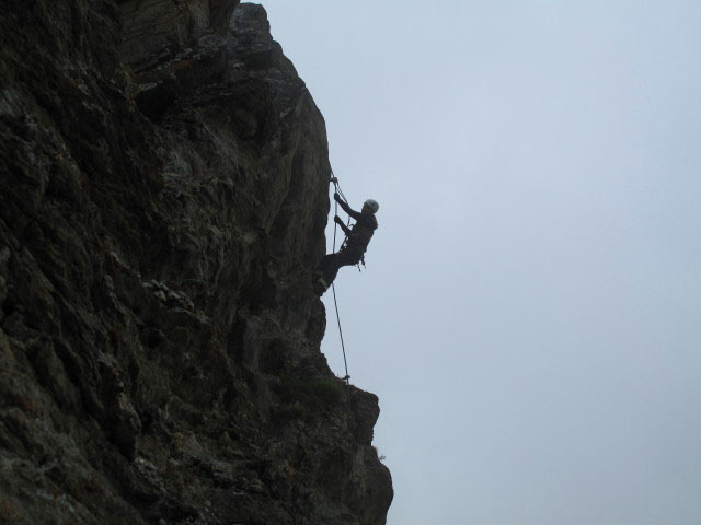 &Uuml;bungsklettersteig Kleine Scharte: Sonja in der schwierigen Ausstiegsvariante (13. Aug.)