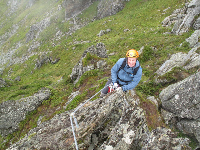 Familienklettersteig Hirschkarspitze: Erich zwischen Felsenloch und erster Seilbr&uuml;cke (13. Aug.)