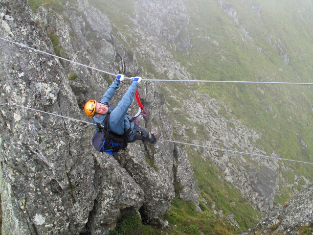 Familienklettersteig Hirschkarspitze: Erich auf der ersten Seilbr&uuml;cke (13. Aug.)