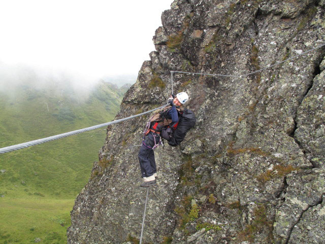 Familienklettersteig Hirschkarspitze: Sonja auf der ersten Seilbr&uuml;cke (13. Aug.)