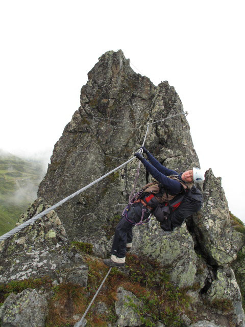 Familienklettersteig Hirschkarspitze: Sonja auf der zweiten Seilbr&uuml;cke (13. Aug.)