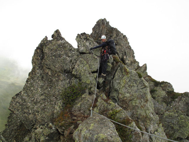 Familienklettersteig Hirschkarspitze: Sonja zwischen zweiter Seilbr&uuml;cke und zweitem Turm (13. Aug.)