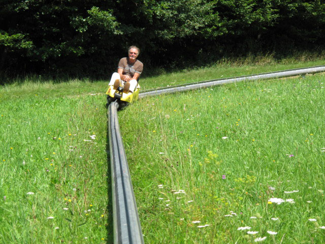 Papa auf der Sommerrodelbahn