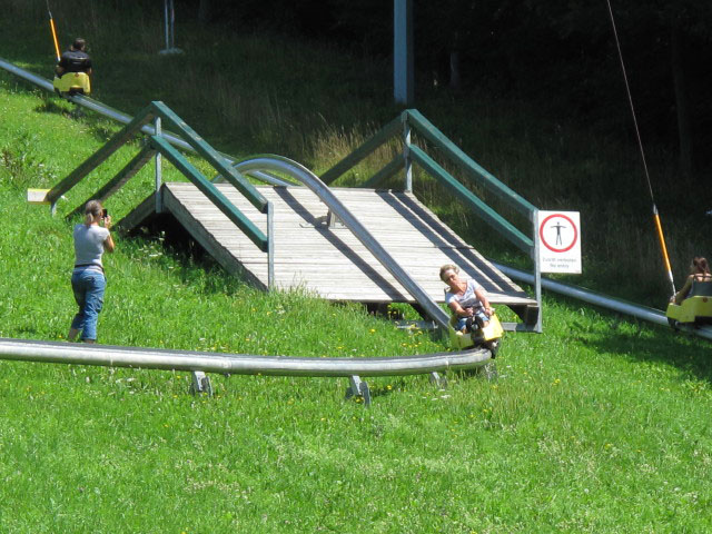 Mama auf der Sommerrodelbahn