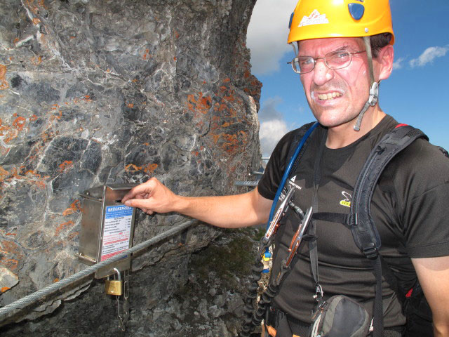 Braunwald-Klettersteig: Andreas beim Brückenzoll im roten Rundgang