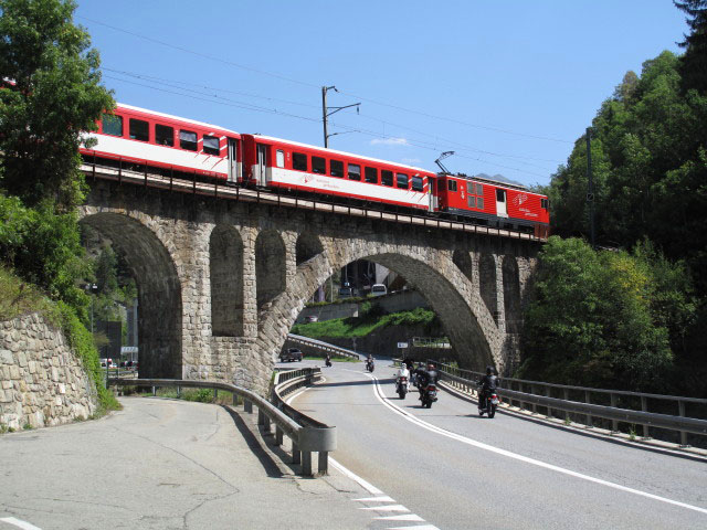 R 542 der Furka-Oberalp-Bahn auf der Nussbaumbr&uuml;cke (21. Aug.)