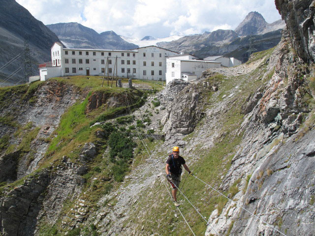 Gemmiwand-Klettersteig: Axel auf der 3-Seil-Br&uuml;cke
