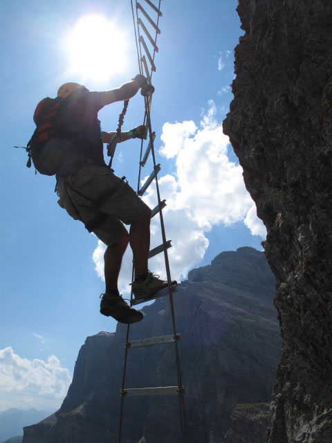 Gemmiwand-Klettersteig: Axel auf der 360 &deg;-Drehleiter