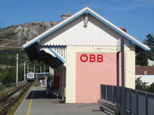 4020 268-1 als S 29680 bei der Einfahrt in Hainburg an der Donau Personenbahnhof