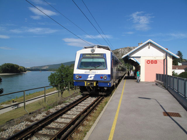 4020 268-1 als S 29680 bei der Einfahrt in Hainburg an der Donau Personenbahnhof