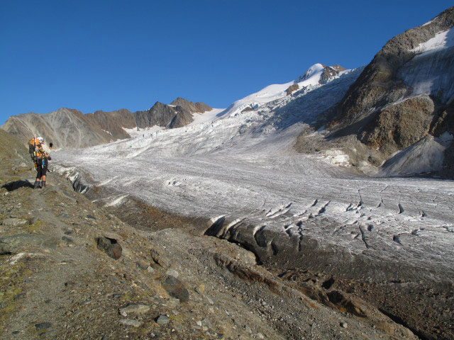 Gudrun auf der Seitenmor&auml;ne des Taschachferners (10. Sep.)