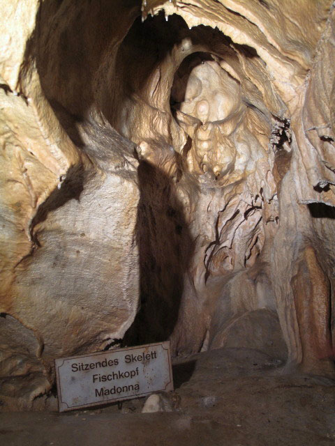 'Sitzendes Skelett' in der Nixh&ouml;hle