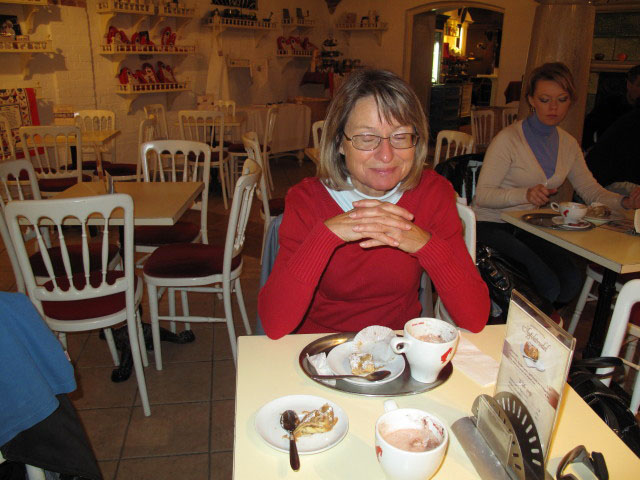 Mama in der Backstube des Caf&eacute; Residenz