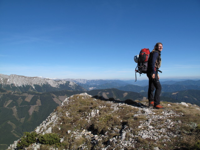 Sonja neben Weg 689 zwischen Vordernberger Mauer und Vordernberger Zinken (15. Okt.)
