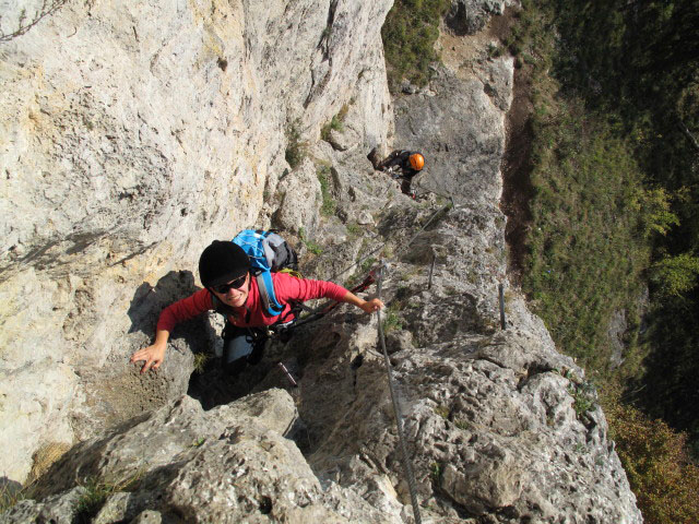Pittentaler Klettersteig: Diana zwischen Steigbaum und erster Querung