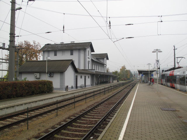 R 2162 im Bahnhof Eggenburg, 381 m