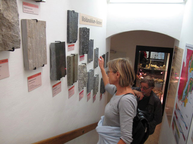 Krahuletz-Museum: Mama und Papa am Aufgang in den 1. Stock