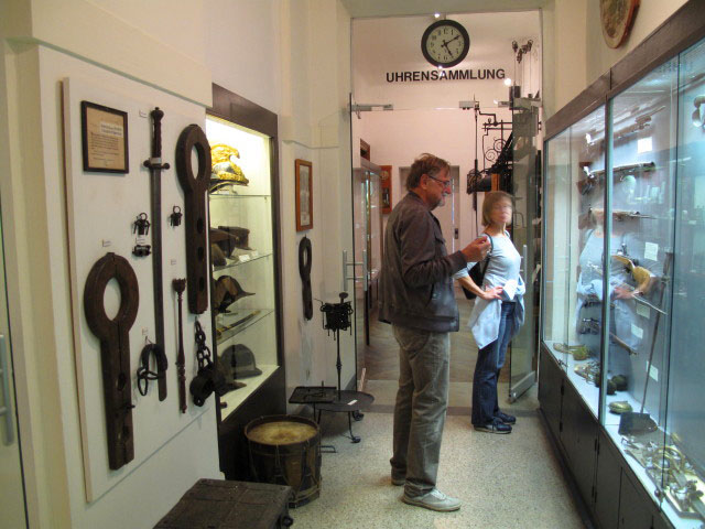 Krahuletz-Museum: Papa und Mama in der Ausstellung 'Waffen und Sch&uuml;tzenscheiben'