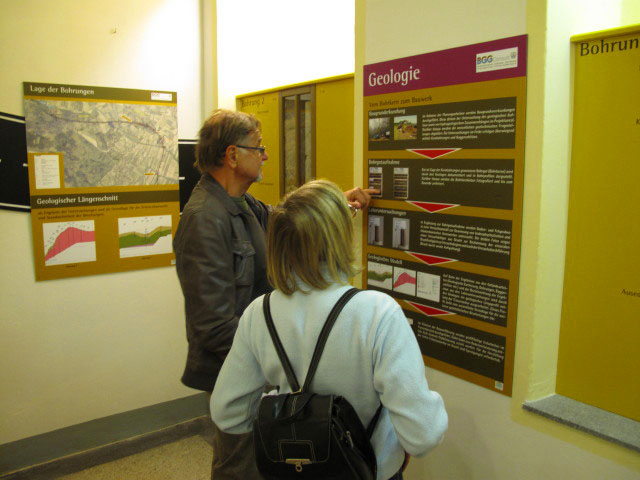 Krahuletz-Museum: Papa und Mama in der Sonderausstellung 'Lebenslinie B4  Arch&auml;ologie und Stra&szlig;enbau'