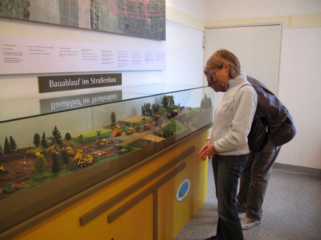 Krahuletz-Museum: Papa und Mama in der Sonderausstellung 'Lebenslinie B4  Arch&auml;ologie und Stra&szlig;enbau'