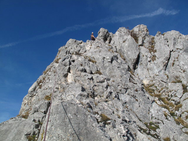 Sommeraustein S&uuml;dostgrat: Sonja am Stand nach der f&uuml;nften Seill&auml;nge