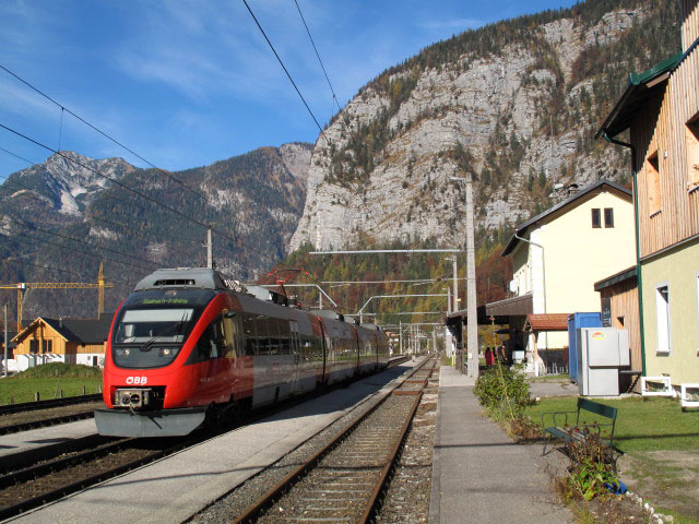 4024 015-2 als REX 3408 'Salzkammergut' im Bahnhof Obertraun-Dachsteinh&ouml;hlen, 514 m