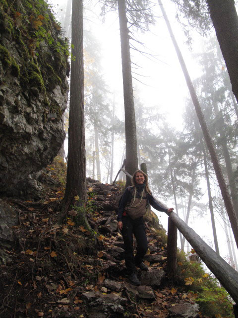 Sonja auf Weg 820 zwischen Wei&szlig;enbach am Attersee und Schoberstein