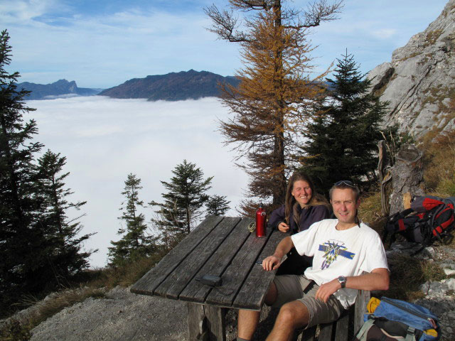Sonja und ich neben Weg 820 zwischen Wei&szlig;enbach am Attersee und Schoberstein