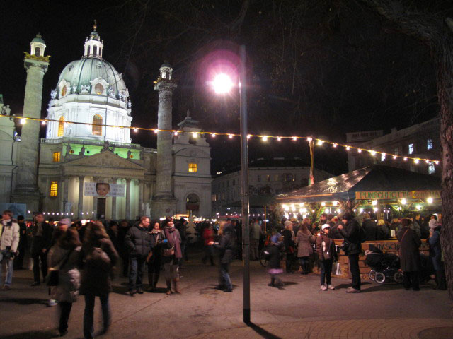 Adventmarkt vor der Karlskirche