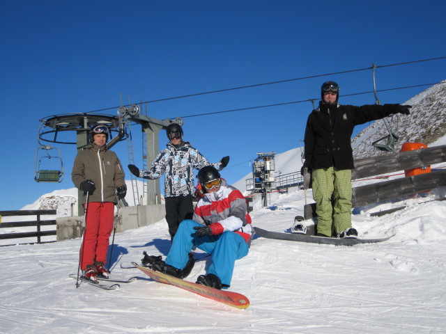 Manuel, Thomas, Enrico und Markus bei der Bergstation der Madlochbahn, 2.444 m (15. J&auml;n.)