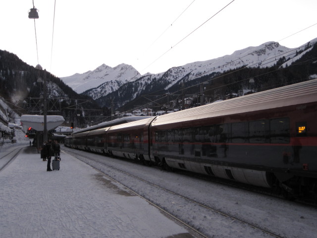 RJ 564 im Bahnhof St. Anton am Arlberg, 1.309 m (15. J&auml;n.)