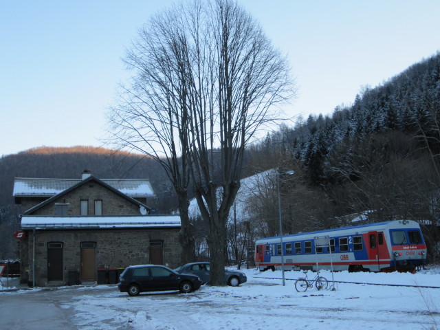 5047 040-0 als REX 6709 im Bahnhof Schrambach, 384 m (27. J&auml;n.)